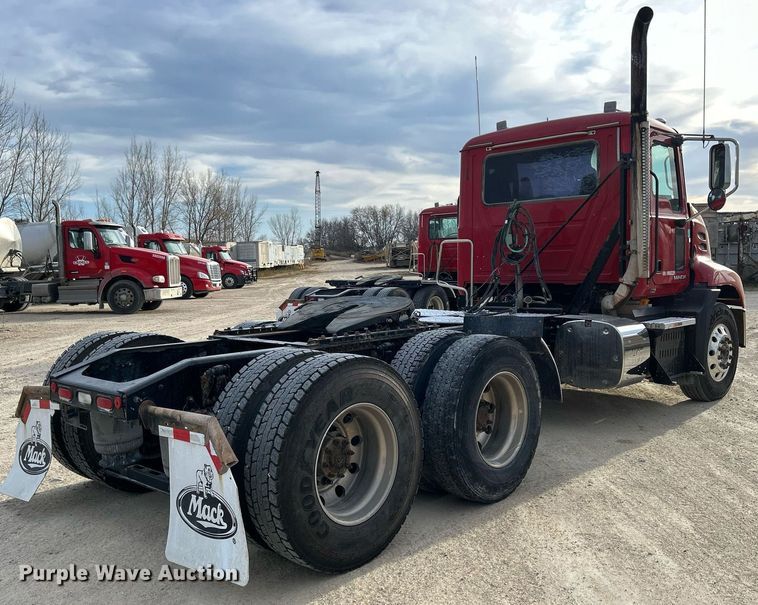 image for item EV9405 2017 Mack CXU613  semi truck