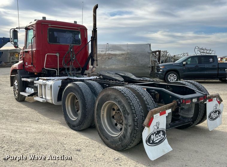 image for item EV9405 2017 Mack CXU613  semi truck