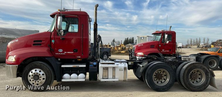 image for item EV9405 2017 Mack CXU613  semi truck