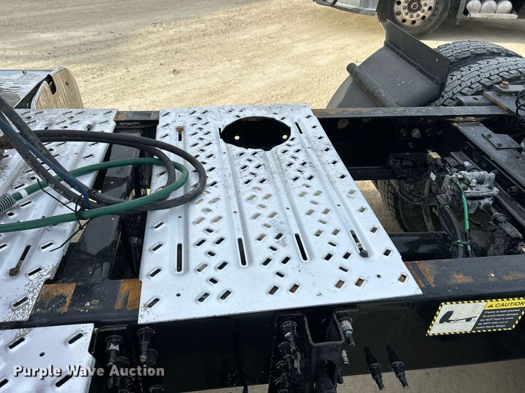 image for item EV9405 2017 Mack CXU613  semi truck