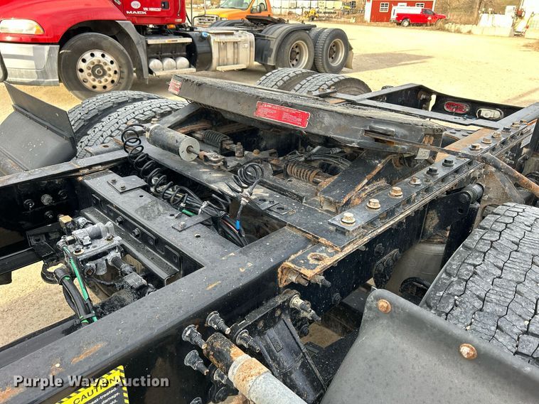 image for item EV9405 2017 Mack CXU613  semi truck