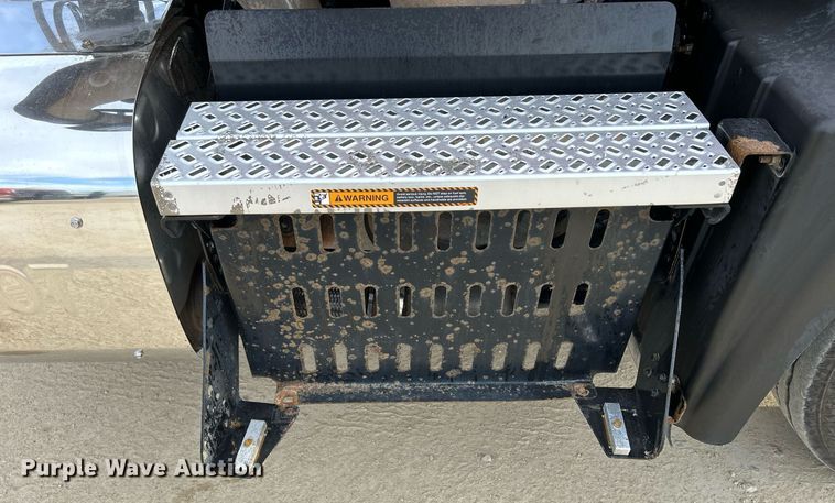 image for item EV9405 2017 Mack CXU613  semi truck