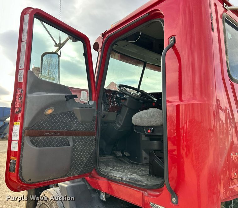 image for item EV9405 2017 Mack CXU613  semi truck