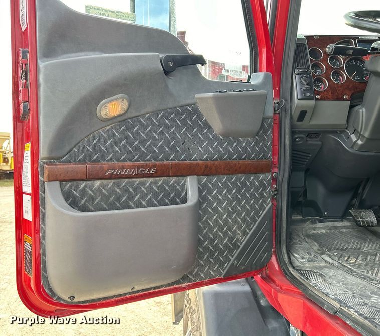 image for item EV9405 2017 Mack CXU613  semi truck