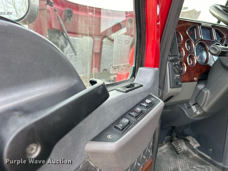 image for item EV9405 2017 Mack CXU613  semi truck
