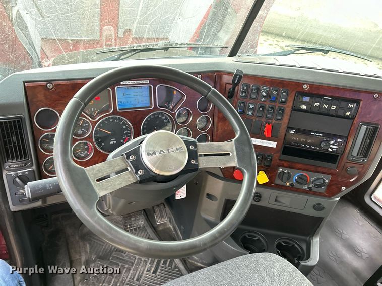 image for item EV9405 2017 Mack CXU613  semi truck