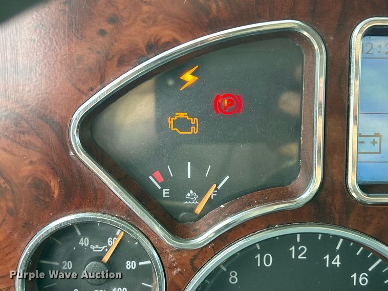 image for item EV9405 2017 Mack CXU613  semi truck