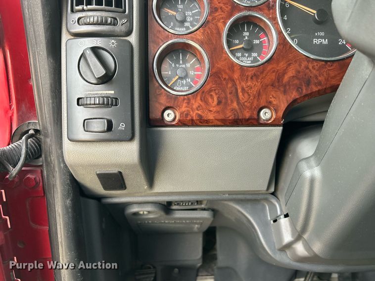 image for item EV9405 2017 Mack CXU613  semi truck