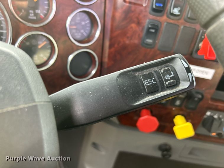 image for item EV9405 2017 Mack CXU613  semi truck