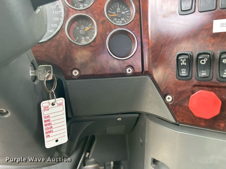 image for item EV9405 2017 Mack CXU613  semi truck