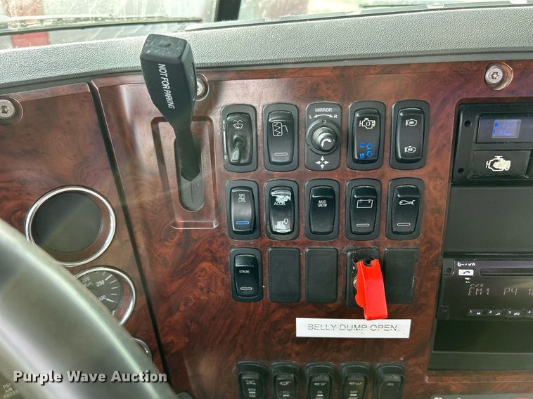 image for item EV9405 2017 Mack CXU613  semi truck