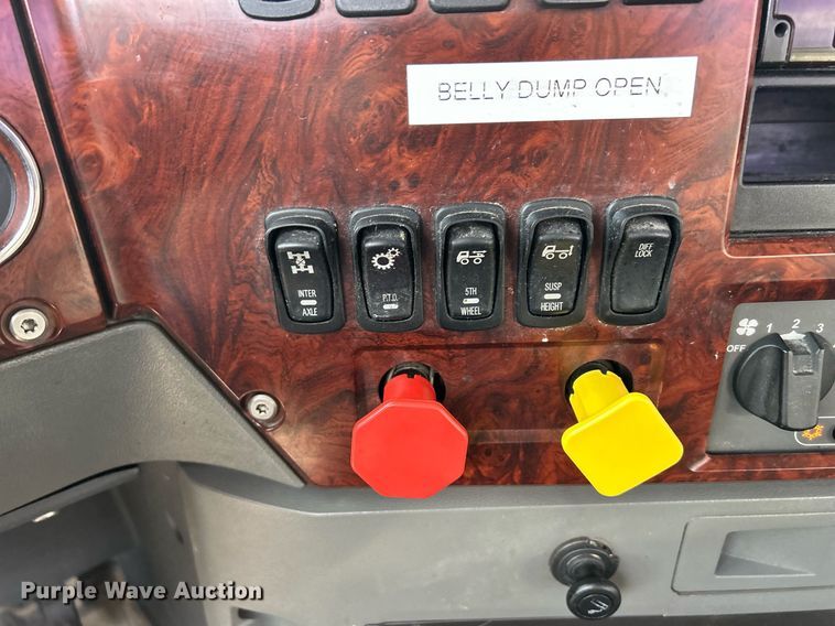 image for item EV9405 2017 Mack CXU613  semi truck