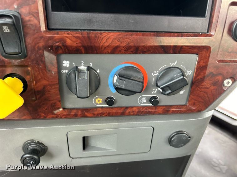 image for item EV9405 2017 Mack CXU613  semi truck