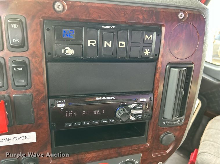 image for item EV9405 2017 Mack CXU613  semi truck