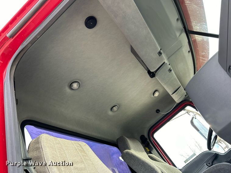 image for item EV9405 2017 Mack CXU613  semi truck