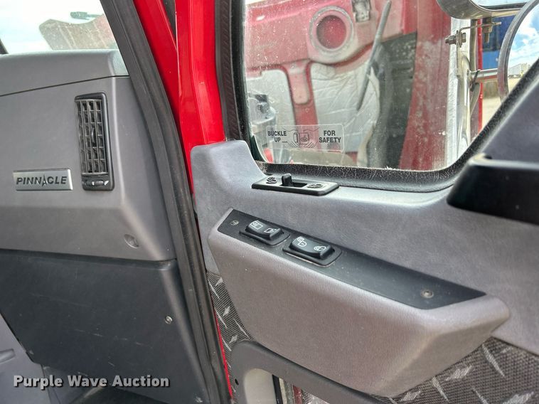 image for item EV9405 2017 Mack CXU613  semi truck