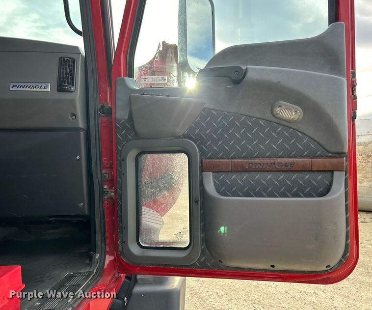 image for item EV9405 2017 Mack CXU613  semi truck