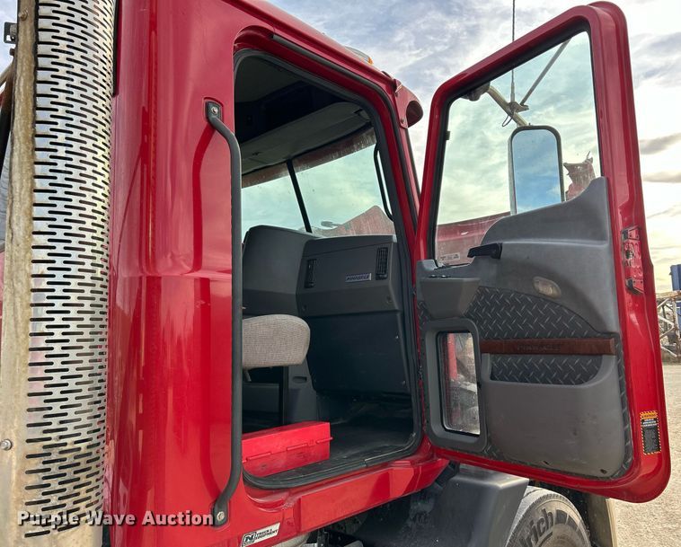 image for item EV9405 2017 Mack CXU613  semi truck