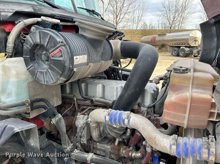 image for item EV9405 2017 Mack CXU613  semi truck