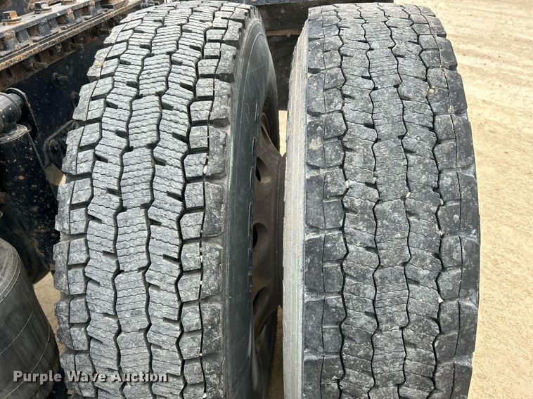 image for item EV9405 2017 Mack CXU613  semi truck