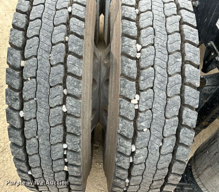 image for item EV9405 2017 Mack CXU613  semi truck