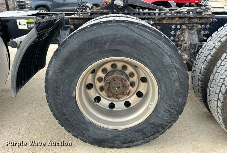 image for item EV9405 2017 Mack CXU613  semi truck