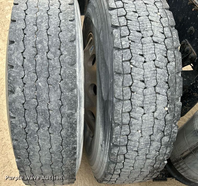 image for item EV9405 2017 Mack CXU613  semi truck