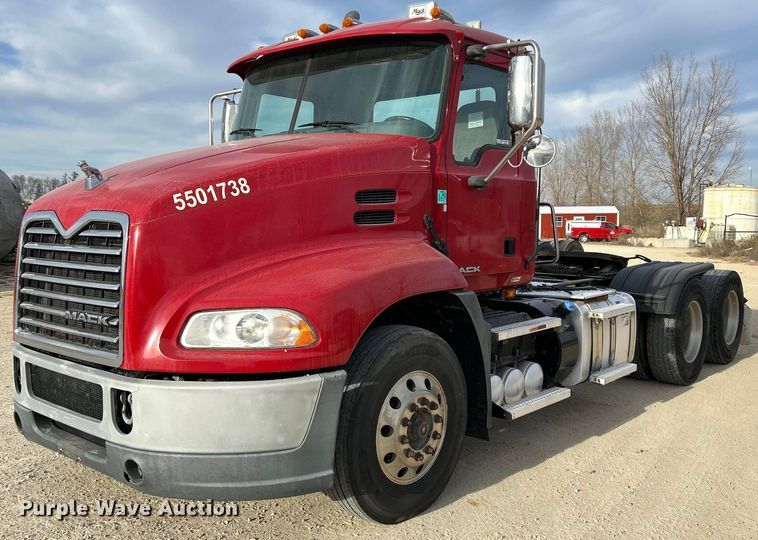 image for item EV9406 2017 Mack CXU613  semi truck