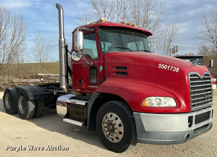 image for item EV9406 2017 Mack CXU613  semi truck