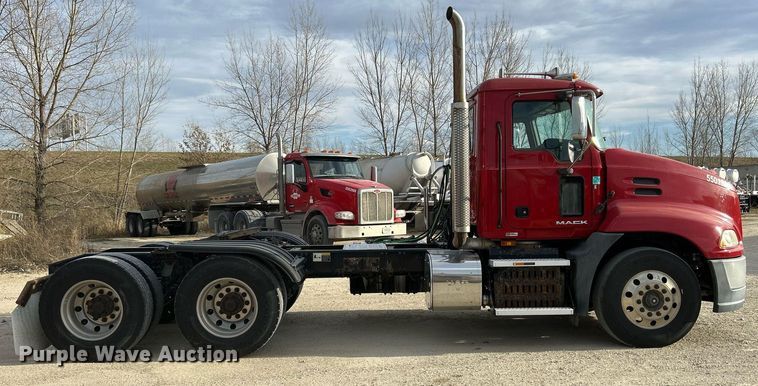 image for item EV9406 2017 Mack CXU613  semi truck