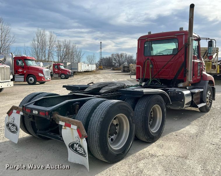 image for item EV9406 2017 Mack CXU613  semi truck