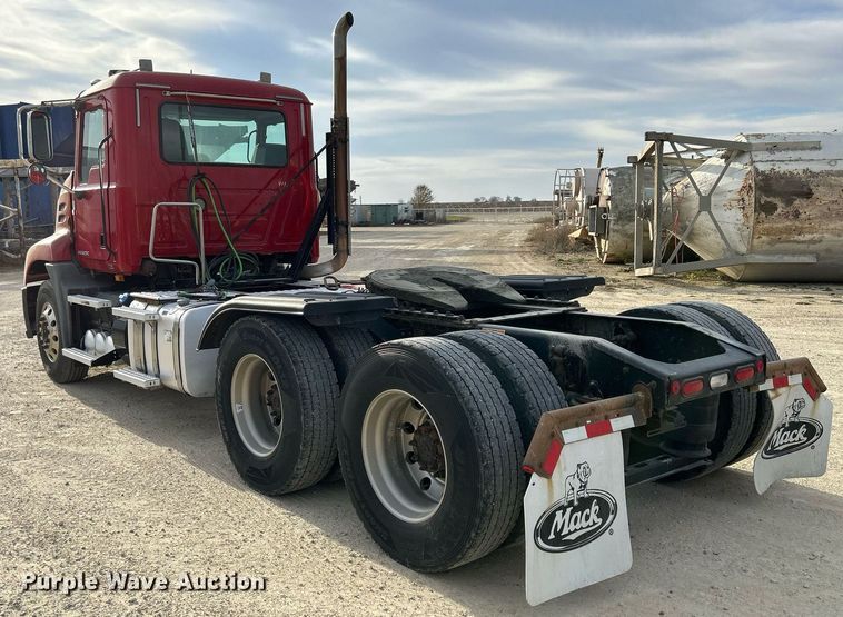 image for item EV9406 2017 Mack CXU613  semi truck