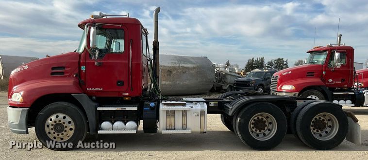 image for item EV9406 2017 Mack CXU613  semi truck