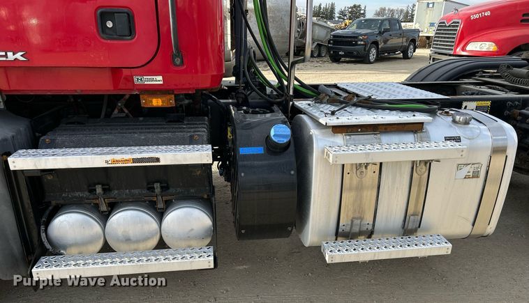 image for item EV9406 2017 Mack CXU613  semi truck