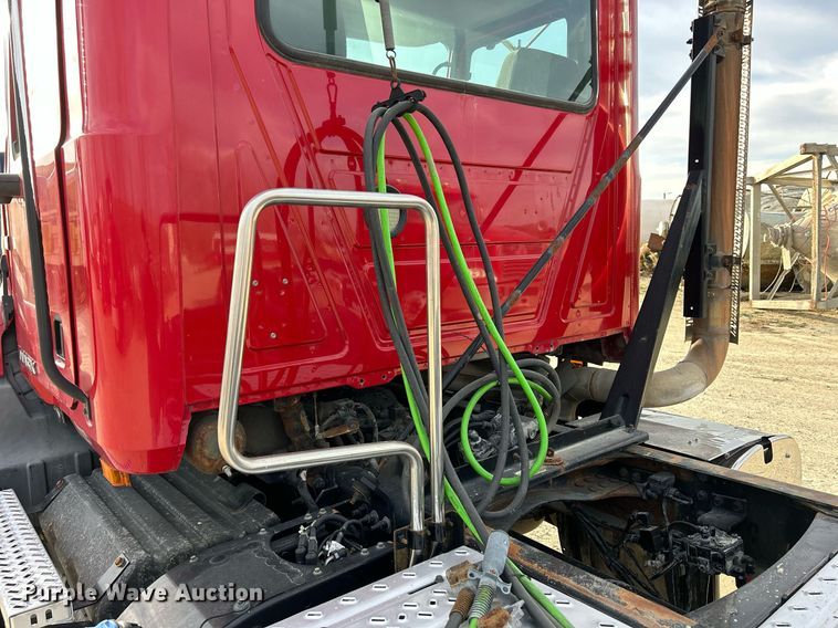 image for item EV9406 2017 Mack CXU613  semi truck