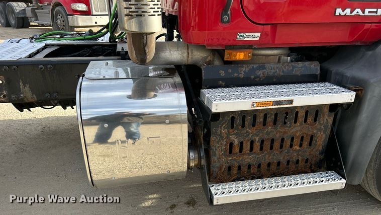 image for item EV9406 2017 Mack CXU613  semi truck