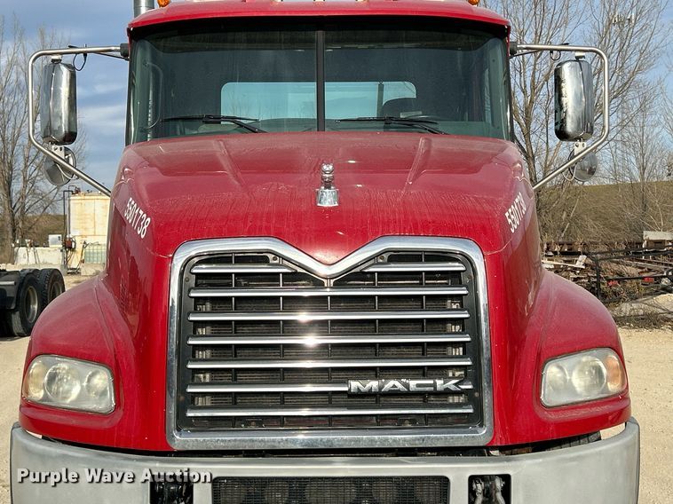 image for item EV9406 2017 Mack CXU613  semi truck