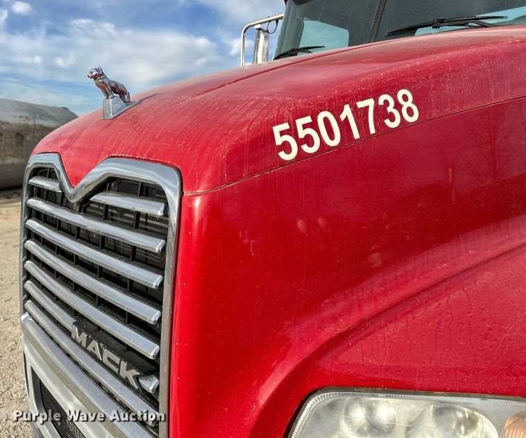 image for item EV9406 2017 Mack CXU613  semi truck