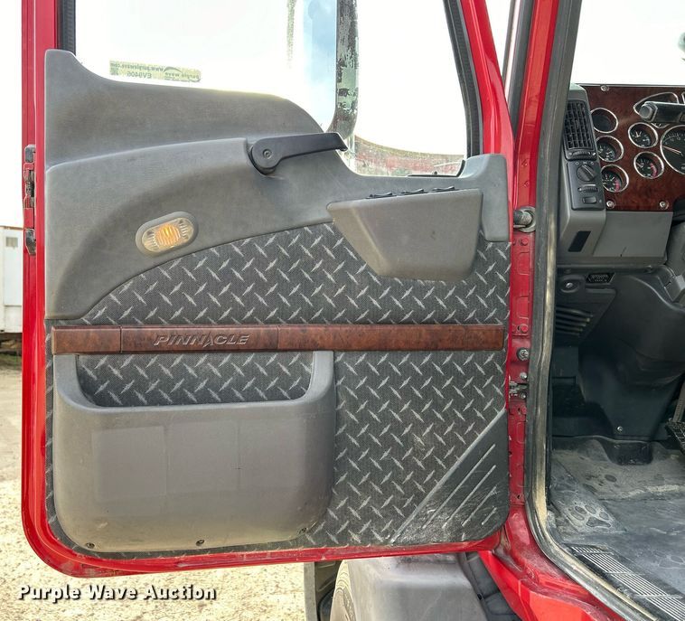 image for item EV9406 2017 Mack CXU613  semi truck