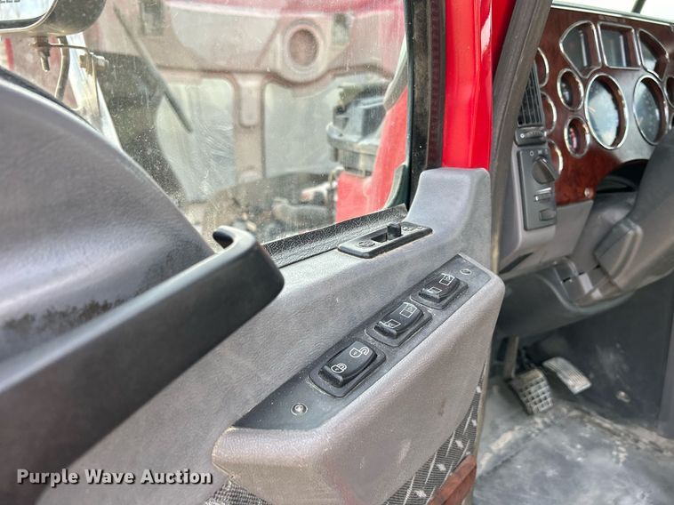 image for item EV9406 2017 Mack CXU613  semi truck