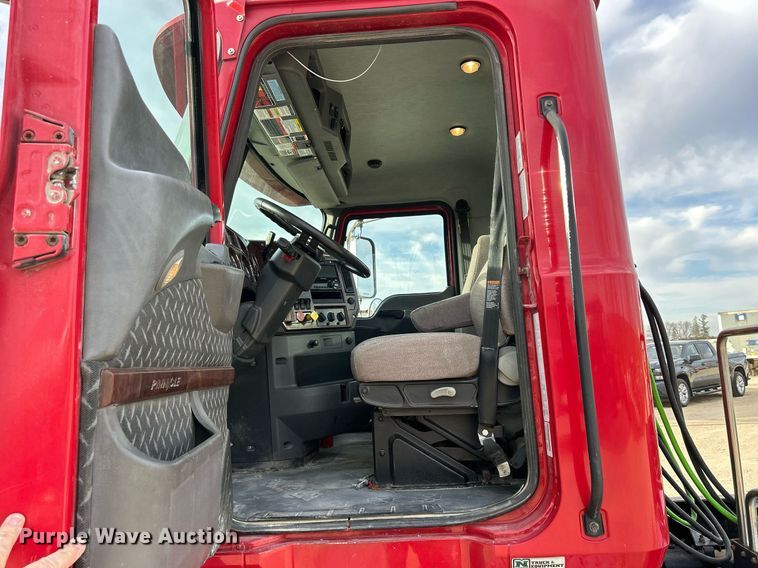 image for item EV9406 2017 Mack CXU613  semi truck