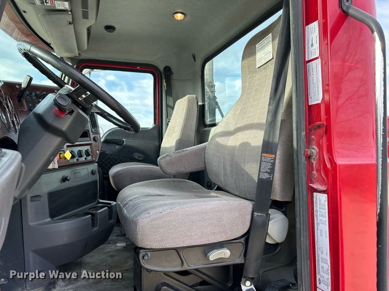 image for item EV9406 2017 Mack CXU613  semi truck