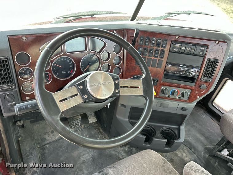 image for item EV9406 2017 Mack CXU613  semi truck