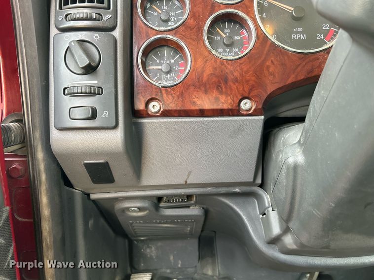 image for item EV9406 2017 Mack CXU613  semi truck