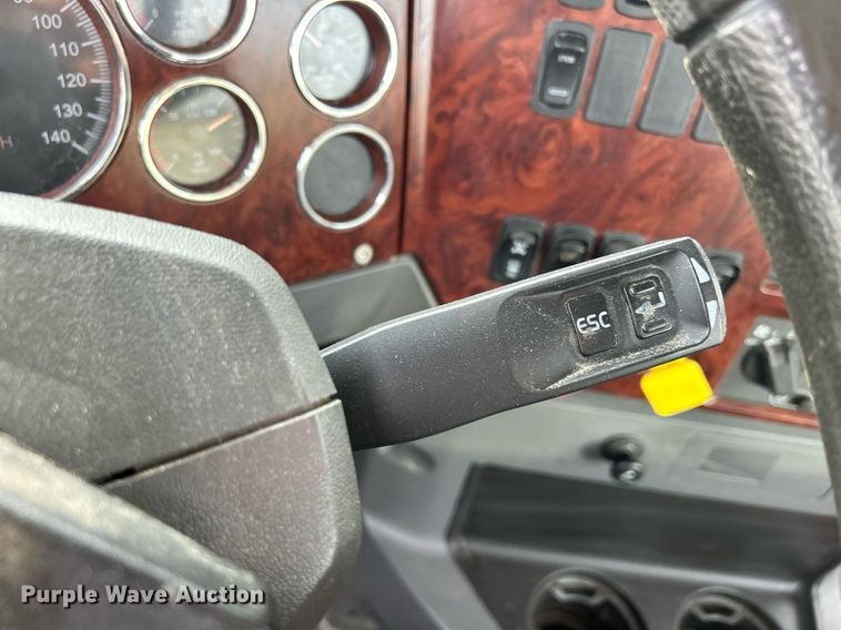 image for item EV9406 2017 Mack CXU613  semi truck