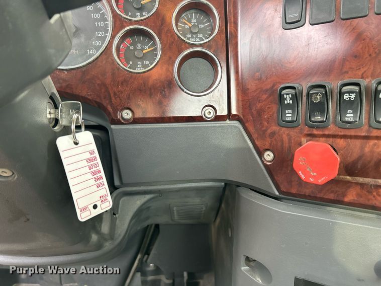 image for item EV9406 2017 Mack CXU613  semi truck