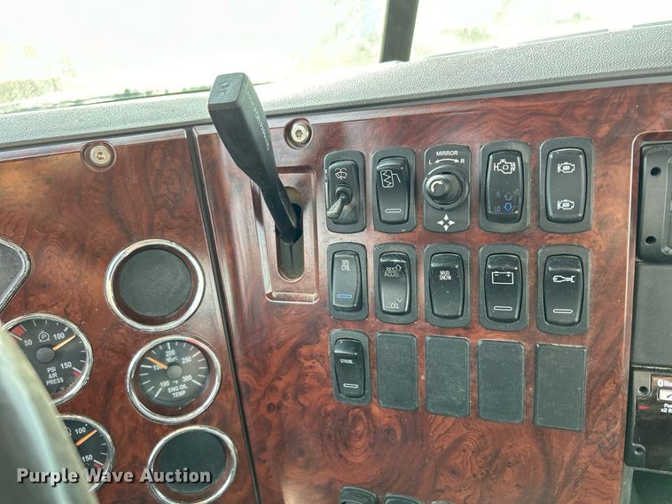 image for item EV9406 2017 Mack CXU613  semi truck