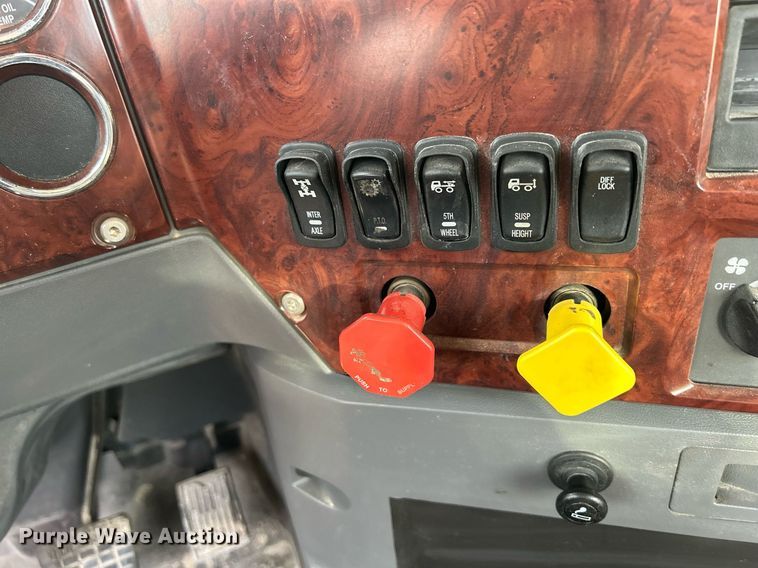 image for item EV9406 2017 Mack CXU613  semi truck