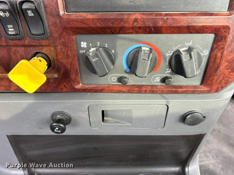 image for item EV9406 2017 Mack CXU613  semi truck