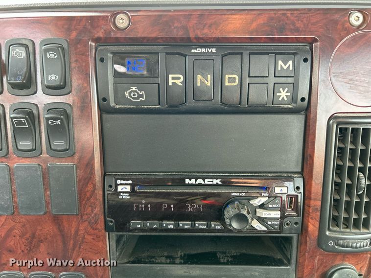 image for item EV9406 2017 Mack CXU613  semi truck